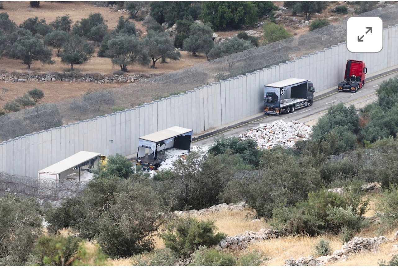 Các xe viện trợ nhân đạo đang trên đường đến Dải Gaza. Các xe viện trợ nhân đạo đang trên đường đến Dải Gaza.