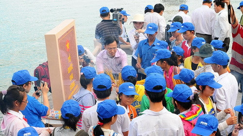 Các học sinh nhận học bổng “Sức sống biển đảo” thắp hương và thả vòng hoa tưởng niệm tại bia di tích tàu không số ở Vũng Rô, Phú Yên. Ảnh: T.T.D. Các học sinh nhận học bổng “Sức sống biển đảo” thắp hương và thả vòng hoa tưởng niệm tại bia di tích tàu không số ở Vũng Rô, Phú Yên. Ảnh: T.T.D.