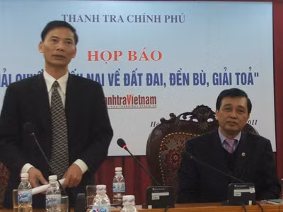 Tổng biên tập tạp chí Thanh Tra Vũ Văn Chiến và phó Tổng thanh tra chính phủ Nguyễn Đức Hạnh tại buổi họp báo