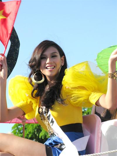 Để chuẩn bị cho đêm chung kết, Hoàng Yến và các thí sinh đã có buổi diễu hành trong sự chào đón nồng nhiệt của người dân Bahamas. Hoàng Yến lại diện trang phục do Công Trí thiết kế với màu sắc rất ấn tượng và rực rỡ, thu hút được sự chú ý của nhiều ống kính...