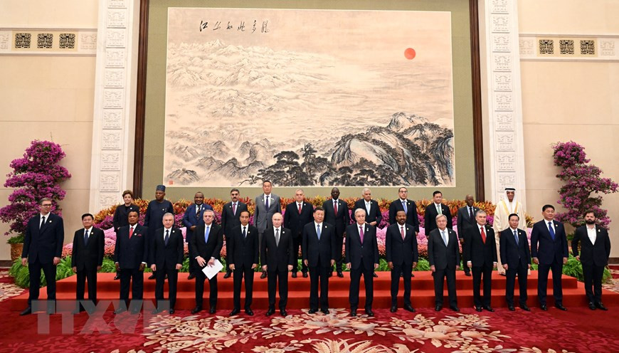 Chủ tịch nước Võ Văn Thưởng (thứ 3, phải, hàng đầu) chụp ảnh cùng các nhà lãnh đạo dự Diễn đàn Cấp cao Hợp tác Quốc tế "Vành đai và Con đường" lần thứ 3 tại Bắc Kinh, Trung Quốc. (Ảnh: AFP/TTXVN) Chủ tịch nước Võ Văn Thưởng (thứ 3, phải, hàng đầu) chụp ảnh cùng các nhà lãnh đạo dự Diễn đàn Cấp cao Hợp tác Quốc tế "Vành đai và Con đường" lần thứ 3 tại Bắc Kinh, Trung Quốc. (Ảnh: AFP/TTXVN)