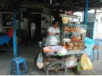 Sân sau ngôi nhà, được cho thuê để nấu cơm bình dân