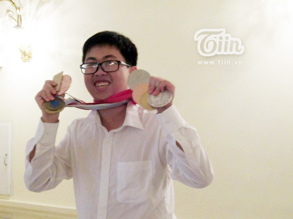 Nhờ những nỗ lực học tập không ngừng, cậu đã đạt được nhiều thành tích đáng ngưỡng mộ