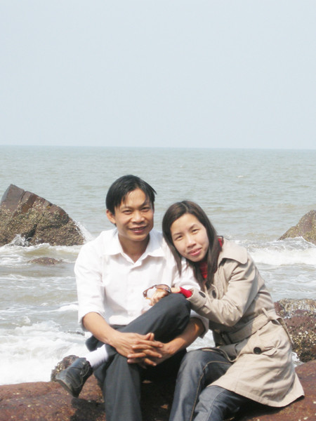 Vợ chồng trung úy Trần Khánh Hùng hạnh phúc bên nhau, trong một lần chị Oanh ra đảo Phú Quốc thăm chồng