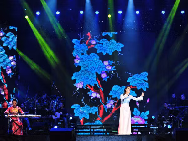 Linh Hoa và “Mưa xuân” trên sân khấu Bài hát Yêu thích Ảnh: Trung Hải
