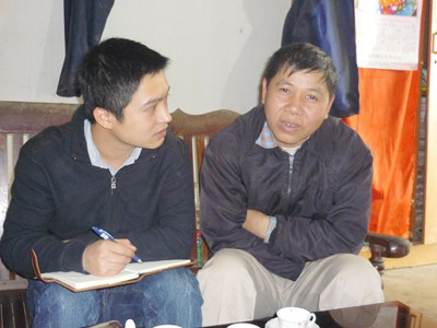 Ông Vũ Đình Thực (phải) kể chuyện cầm nhầm xe gian với PV Tiền Phong. Ông Vũ Đình Thực (phải) kể chuyện cầm nhầm xe gian với PV Tiền Phong