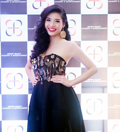 Kỷ niệm 20 năm bước chân vào làng người mẫu, cặp song sinh Thúy Hằng - Thúy Hạnh đã bất ngờ tách riêng và mở công ty đào tạo, giải trí của chính mình mang tên BB Plus. Á Hậu Dương Tú Anh Hoa hậu đông nam Á Phan Hoàng Thư Top 15 hoa hậu châu Á Thái Bình Dương Trương Tùng Lan Top 5 miss Ngoisao Hằng Kool Top 5 miss Ngoisao Đỗ Kiều Oanh Với tâm huyết qua 20 năm, với lòng yêu nghề và đầy nhiệt huyết của hai chị em cùng các cộng sự BB Plus đã chính thức ra đời, hoạt động với thương hiệu BB Academy & Entertaiment với hai mảng là đào tạo và cung cấp các dịch vụ giải trí. Vợ chồng diễn viên Minh Tiệp MC Tuấn Tú Sự có mặt của các mẫu nhí - Lớp học baby Pro