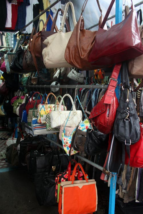 Nhiều người thích thú với việc lùng sục trong chợ đồ cũ, nhưng không ít người dị ứng với mùi hàng sida