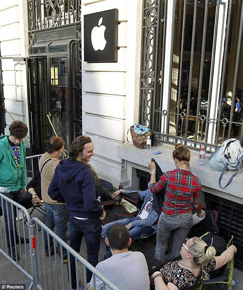 Thành phố Paris, nước Pháp không xa lạ với hàng người xếp dài trước cửa hàng của Apple