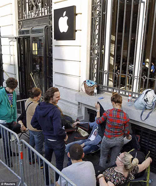 Thành phố Paris, nước Pháp không xa lạ với hàng người xếp dài trước cửa hàng của Apple. Thành phố Paris, nước Pháp không xa lạ với hàng người xếp dài trước cửa hàng của Apple