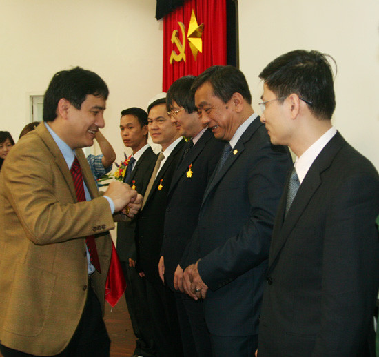 Đồng chí Nguyễn Đắc Vinh trao Kỉ niệm chương cho các cá nhân xuất sắc