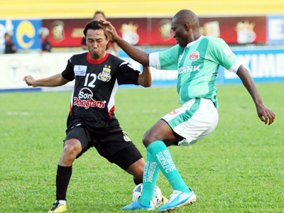 ĐT.LA (áo sẫm) bị Navibank SG chia điểm trên sân nhà Ảnh: Tường Vũ