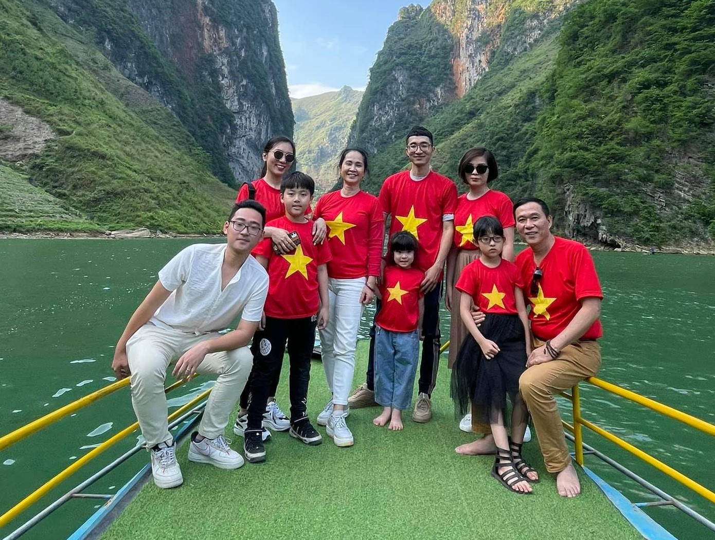 Mẹ chồng Lan Hương vui vẻ bên các con cháu. Mẹ chồng Lan Hương vui vẻ bên các con cháu.