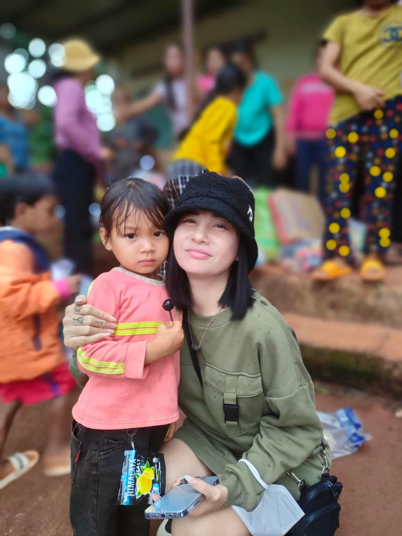 Việc chia sẻ với những mảnh đời kém may mắn khiến cô thấy công việc của mình ý nghĩa hơn.