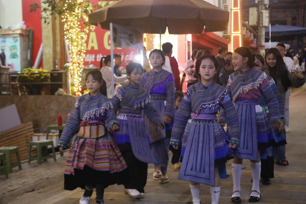 Một nhóm nhảy của các em gái người Mông tại chợ Bắc Hà. Một nhóm nhảy của các em gái người Mông tại chợ Bắc Hà.