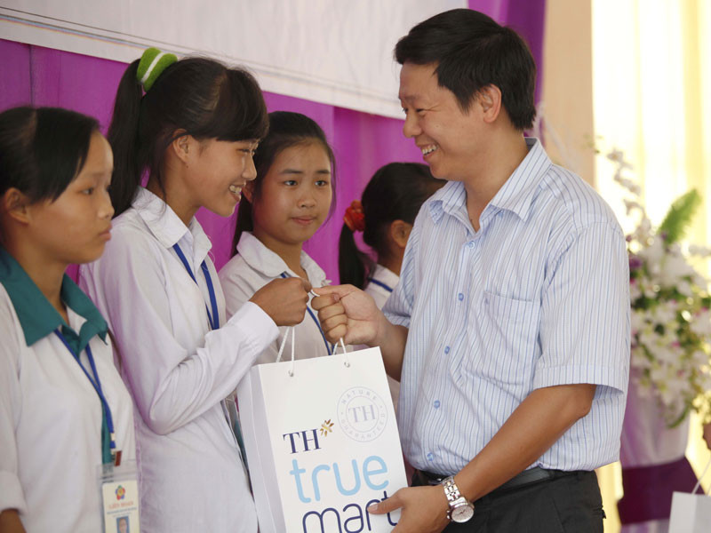 Phó TBT Báo Tiền Phong Trần Thanh Lâm trao quà cho các em thiếu nhi nghèo vượt khó