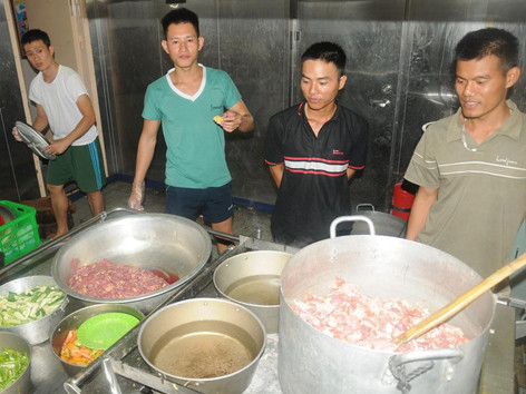  Các chiến sĩ trong đội phục vụ đoàn tàu HQ-571 đi Trường Sa. Ảnh: Tuấn Nguyễn.