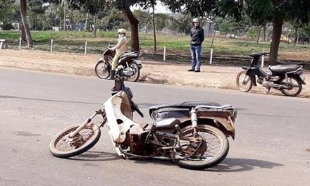 BẢN TIN ATGT: Mẹ bất cẩn để con vặn ga xe máy lao vào gốc cây ảnh 6