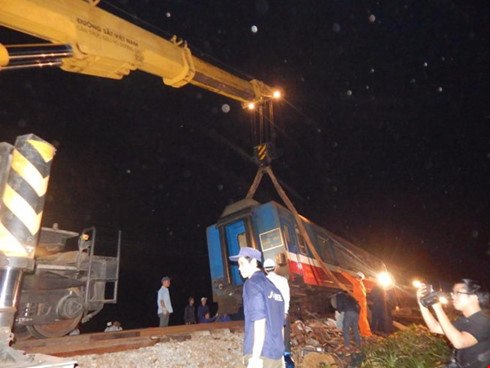 BẢN TIN ATGT: Mẹ bất cẩn để con vặn ga xe máy lao vào gốc cây ảnh 7