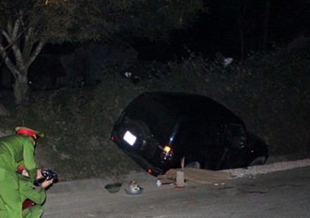 BẢN TIN ATGT: Mẹ bất cẩn để con vặn ga xe máy lao vào gốc cây ảnh 3