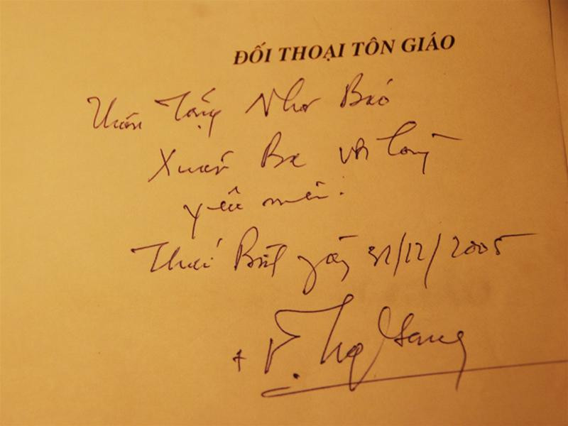 Bút tích giám mục Nguyễn Văn Sang tặng sách tác giả - Ảnh: X.B