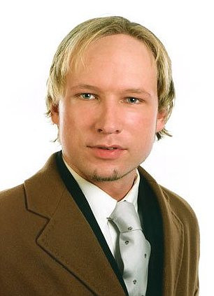 Norwegian Anders Behring Breivik, đối tượng bị bắt giữ do xả súng làm chết hơn 20 người, và có nghi ngờ liên quan đến vụ đánh bom ở Oslo