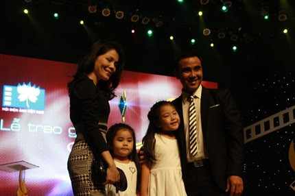 Gia đình nhỏ của Quyền Linh - MC của chương trình có mặt tại lễ trao giải. 