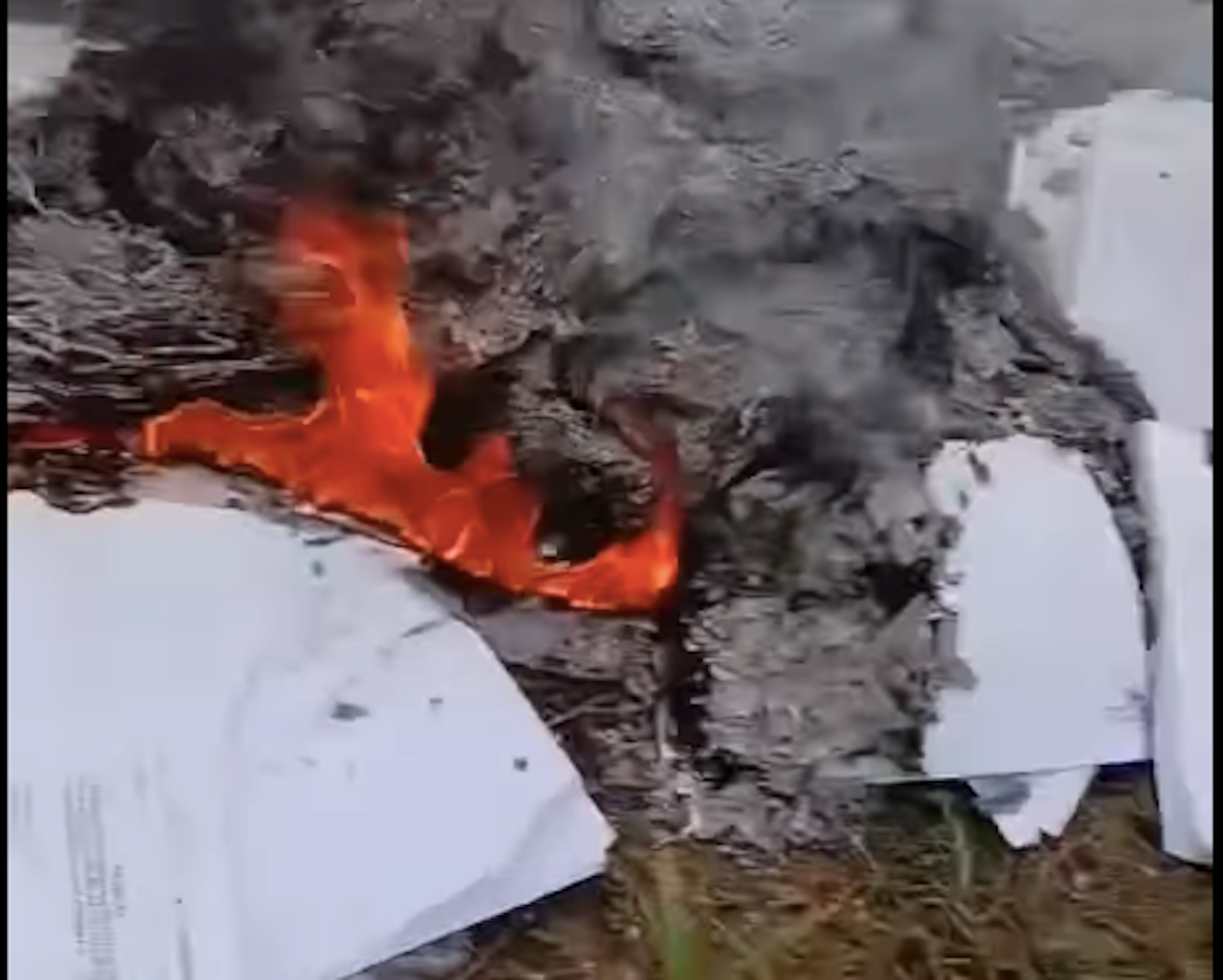 Số tài liệu, giấy tờ bị đốt trên địa bàn xã Thượng Mỗ. Số tài liệu, giấy tờ bị đốt trên địa bàn xã Thượng Mỗ.