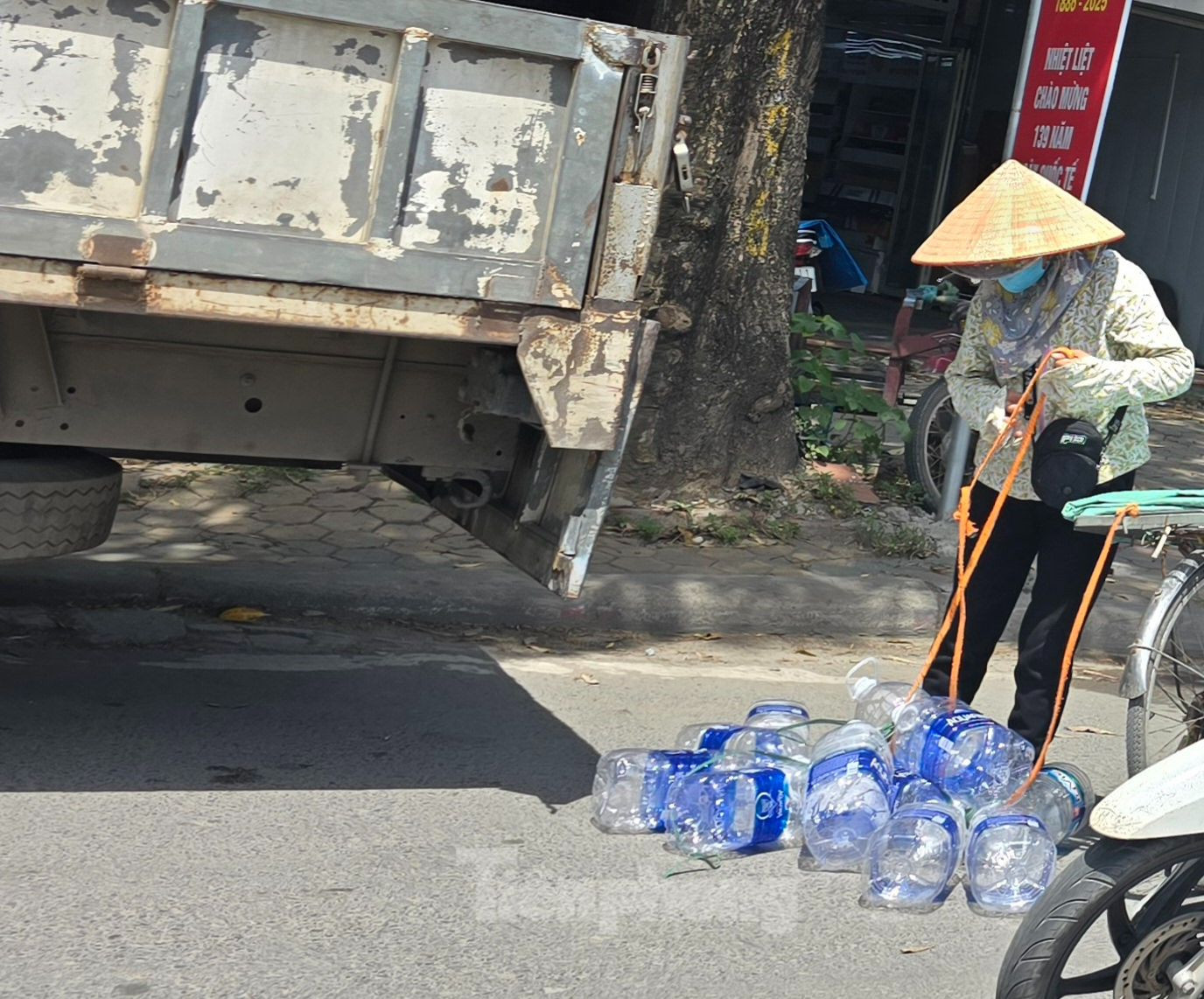 Chị Nguyễn Thị Tính (trú tại quận Hoàng Mai) làm nghề thu gom phế liệu. Chị bảo, dù trời nắng nóng nhưng vẫn phải ra đường mưu sinh, bởi nếu nghỉ ngày nào thì không biết lấy đâu ra chi phí sinh hoạt như tiền thuê trọ, ăn uống... Chị Nguyễn Thị Tính (trú tại quận Hoàng Mai) làm nghề thu gom phế liệu. Chị bảo, dù trời nắng nóng nhưng vẫn phải ra đường mưu sinh, bởi nếu nghỉ ngày nào thì không biết lấy đâu ra chi phí sinh hoạt như tiền thuê trọ, ăn uống...