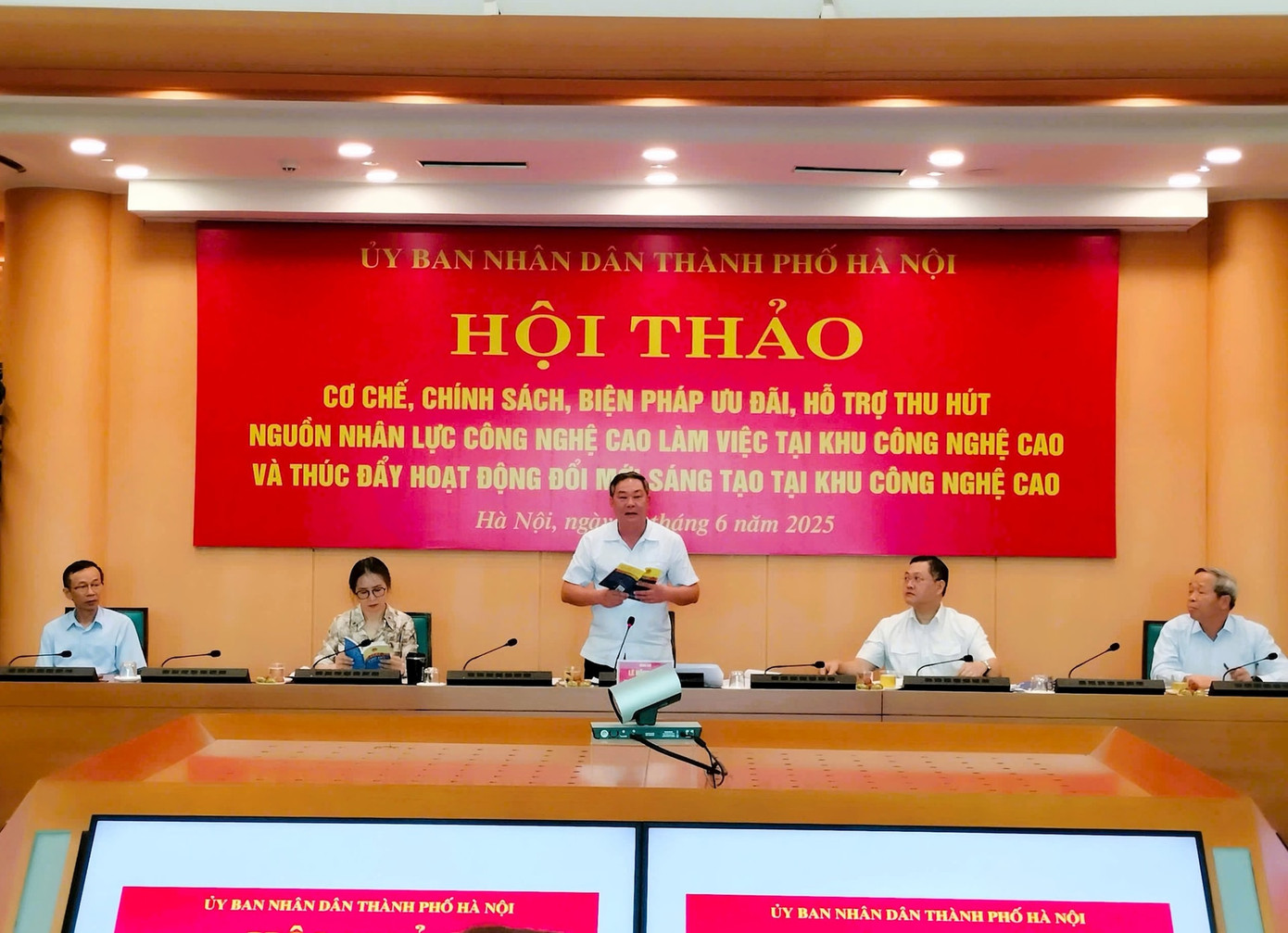 Phó Chủ tịch Thường trực UBND TP. Hà Nội Lê Hồng Sơn phát biểu tại hội thảo