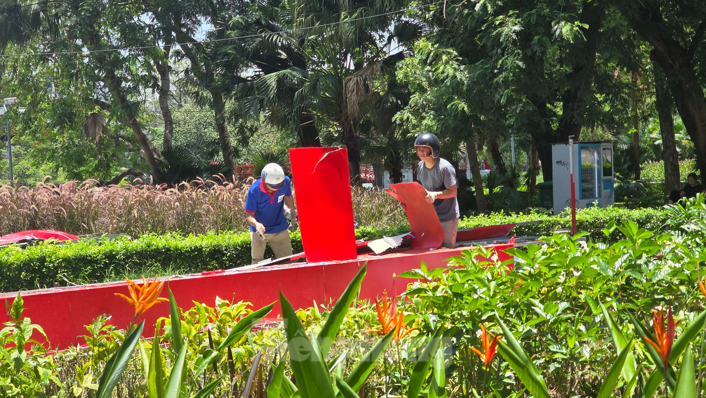 Dù nắng nóng gay gắt, nhưng nhiều người vẫn mưu sinh ngoài đường. Thậm chí, nhiều người còn không mang quần áo dài hay bảo hộ lao động. Dù nắng nóng gay gắt, nhưng nhiều người vẫn mưu sinh ngoài đường. Thậm chí, nhiều người còn không mang quần áo dài hay bảo hộ lao động.