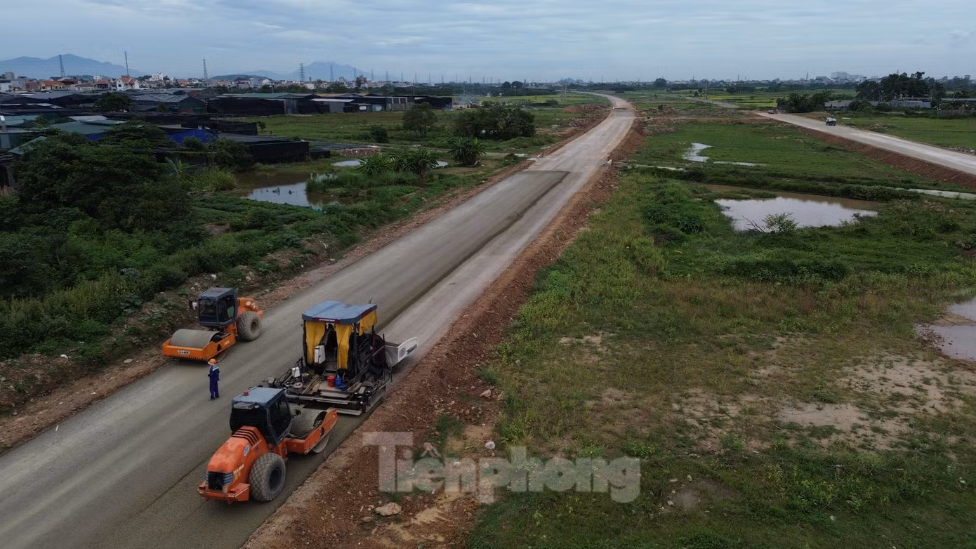 Mới đây, UBND TP. Hà Nội đã giao 5.700m2 đất tại xã Đông La, huyện Hoài Đức (nay là xã An Khánh mới) để xây dựng khu tái định cư phục vụ Dự án đường Vành đai 4 đoạn qua địa bàn xã. Đơn vị thi công hy vọng, đến tháng 9/2025, công tác GPMB toàn tuyến sẽ hoàn thành.