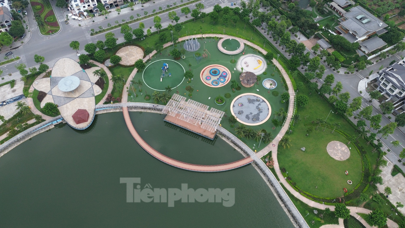 UBND thành phố Hà Nội đề xuất, HĐND thành phố ban hành Nghị quyết về cơ chế khuyến khích đầu tư, khai thác công viên, cây xanh làm cơ sở tổ chức thực hiện. Bên cạnh đó, sau khi ổn định tổ chức bộ máy theo mô hình chính quyền 2 cấp HĐND thành phố rà soát, xem xét tiếp tục đẩy mạnh phân cấp quản lý các công viên, vườn hoa cho cấp xã thực hiện.