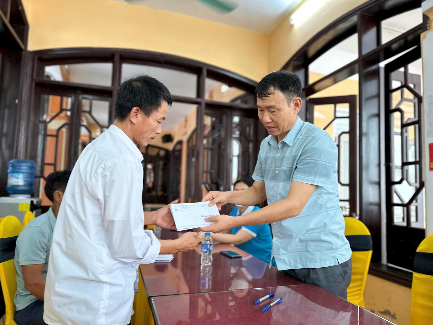 Đại diện Thường trực Đảng ủy, UBND, Ủy ban MTTQ Việt Nam phường Phú La trao hỗ trợ đến gia đình nạn nhân