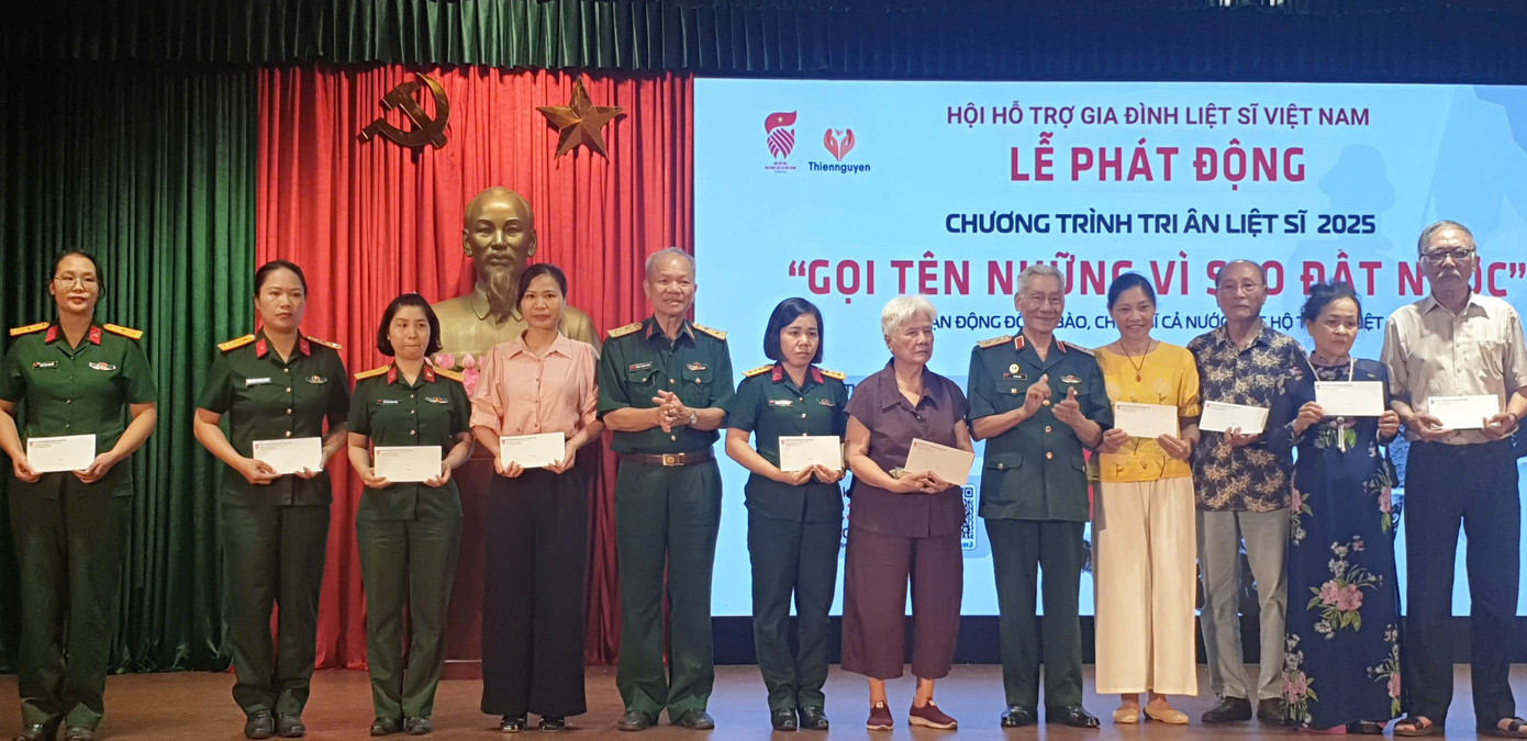 Đại diện Hội Hỗ trợ gia đình liệt sĩ Việt Nam tặng quà các tổ chức, cá nhân đã có nhiều đóng góp, tri ân liệt sĩ. Đại diện Hội Hỗ trợ gia đình liệt sĩ Việt Nam tặng quà các tổ chức, cá nhân đã có nhiều đóng góp, tri ân liệt sĩ.