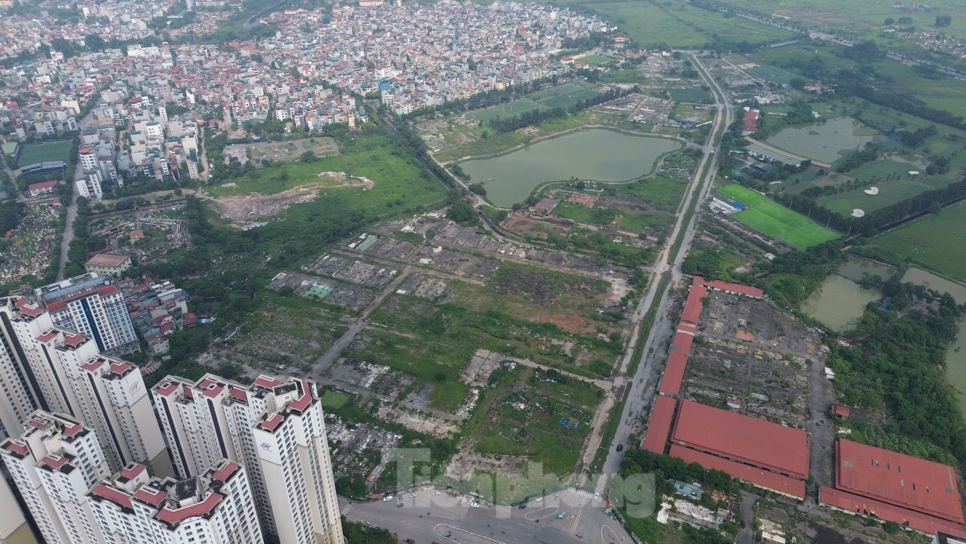 Theo tìm hiểu, Dự án Công viên Hà Đông được UBND tỉnh Hà Tây cũ phê duyệt quy hoạch năm 1998. Sau khi Hà Tây được sáp nhập vào Hà Nội, UBND TP. Hà Nội đã giao cho quận Hà Đông triển khai dự án nhưng đến nay vẫn chưa hoàn thành. Về nguyên nhân dự án chậm tiến độ, bà Hà cho biết năm 2024, dự án được phê duyệt điều chỉnh chủ trương đầu tư, sau đó, UBND quận đã tổ chức thi tuyển kiến trúc tổng thể các hạng mục công viên. Bộ NN&MT cũng đã phê duyệt đánh giá tác động môi trường.