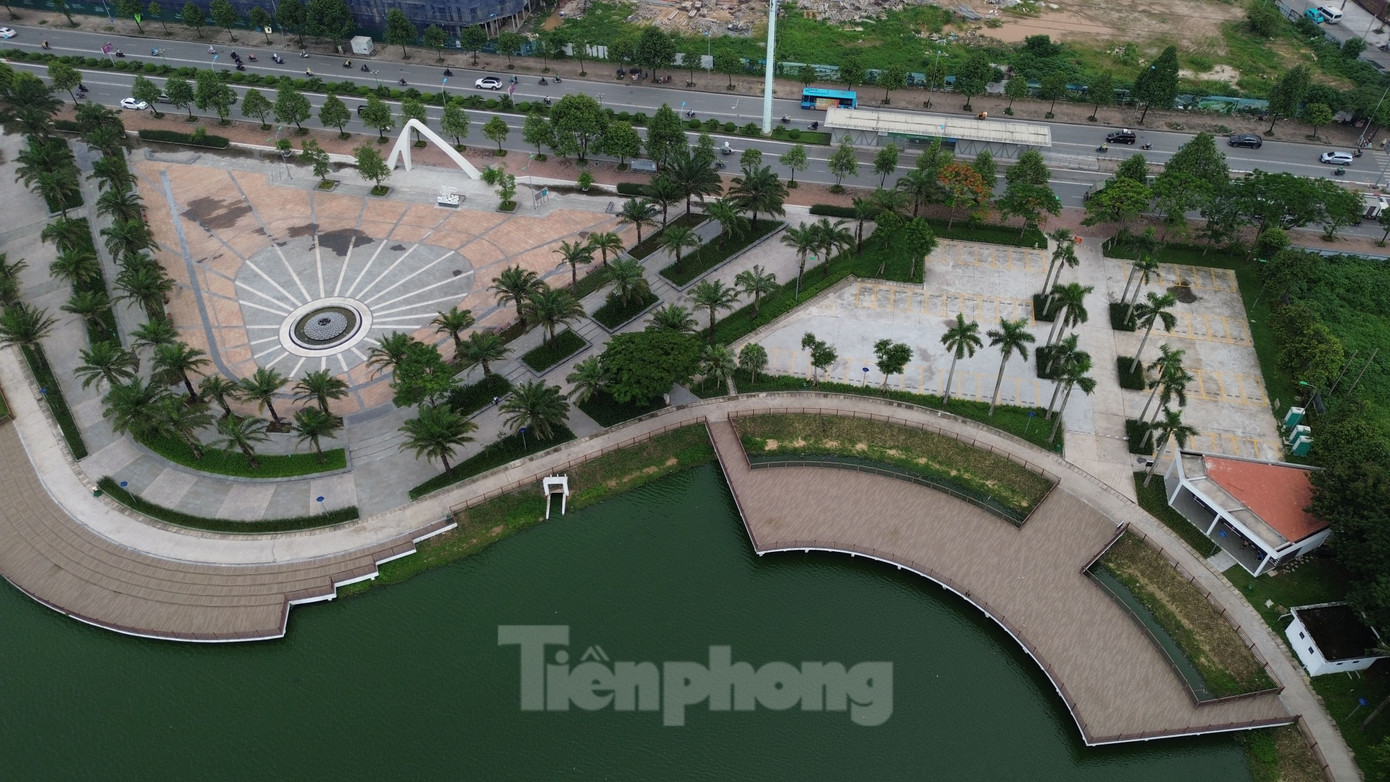 Công viên Phùng Khoang khởi công xây dựng từ năm 2016, nhưng quá trình thực hiện chủ đầu tư gặp nhiều khó khăn. Sau nhiều cuộc họp, chỉ đạo của thành phố, các khó khăn, vướng mắc dần được tháo gỡ. Ngày 15/1/2025, Công viên hồ Phùng Khoang đã cơ bản hoàn thành, tạm bàn giao cho UBND quận Nam Từ Liêm để mở cửa phục vụ nhân dân.