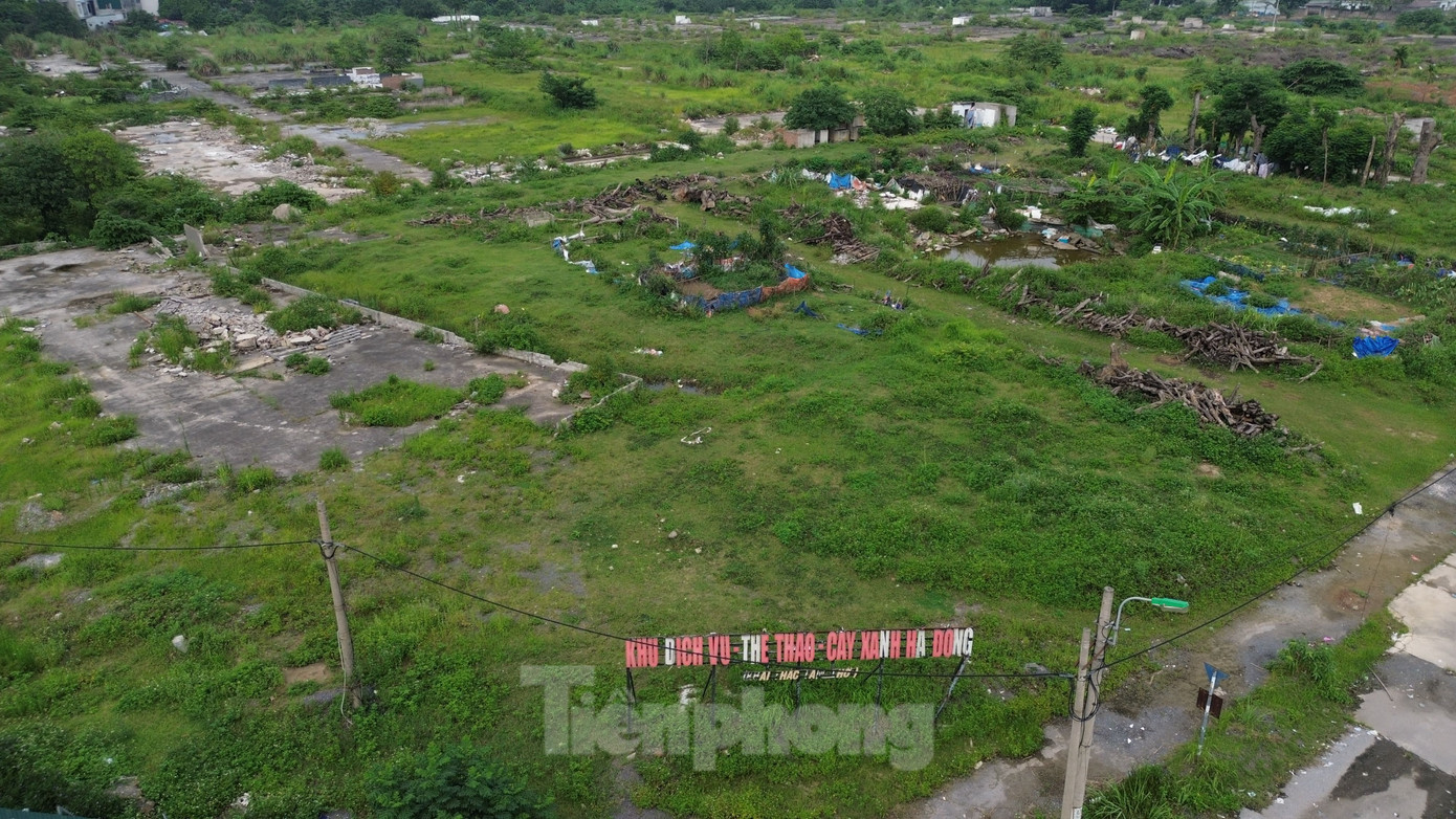 Tại phiên giải trình của Thường trực HĐND TP. Hà Nội về công tác quản lý, cải tạo, nâng cấp công viên, vườn hoa trên địa bàn Hà Nội được tổ chức ngày 4/6, bà Hồ Thị Vân Nga, Trưởng Ban Kinh tế - Ngân sách HĐND TP. Hà Nội nêu, Dự án Công viên văn hóa - vui chơi giải trí, thể thao Hà Đông (Công viên Hà Đông) sau nhiều năm được phê duyệt chủ trương đầu tư, đến nay vẫn chưa hoàn thành, nhiều khu vực trở thành nơi đổ rác, nuôi nhốt gia súc gia cầm...