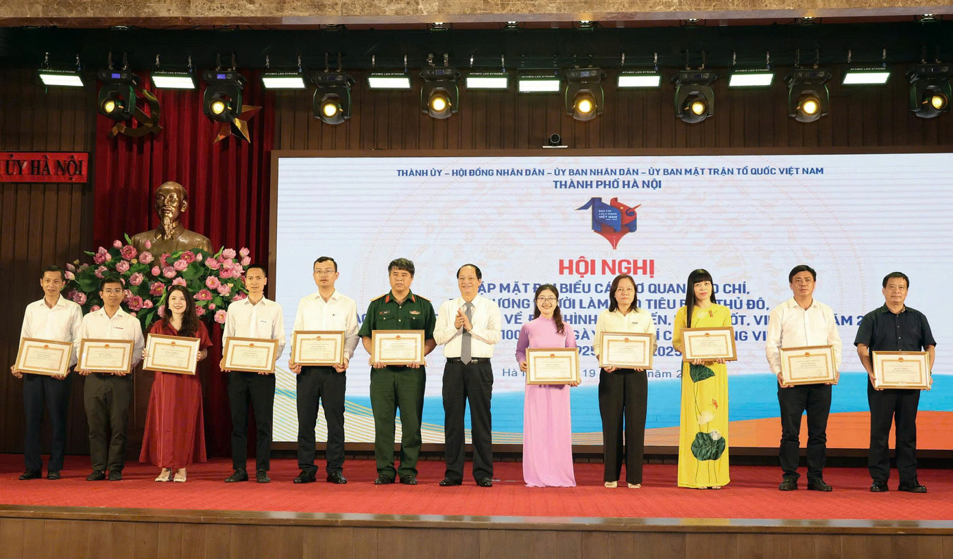 Trưởng ban Tuyên giáo và Dân vận Thành ủy trao Bằng khen cho các cá nhân xuất sắc (ảnh: Như Ý) Trưởng ban Tuyên giáo và Dân vận Thành ủy trao Bằng khen cho các cá nhân xuất sắc (ảnh: Như Ý)