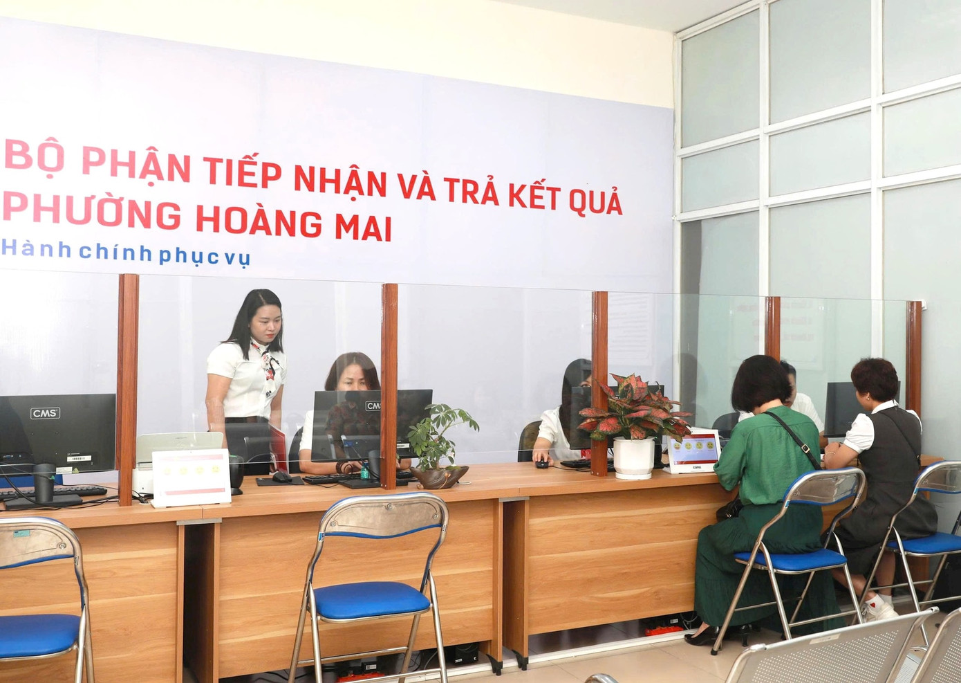 Công dân đến thực hiện thủ tục hành chính.