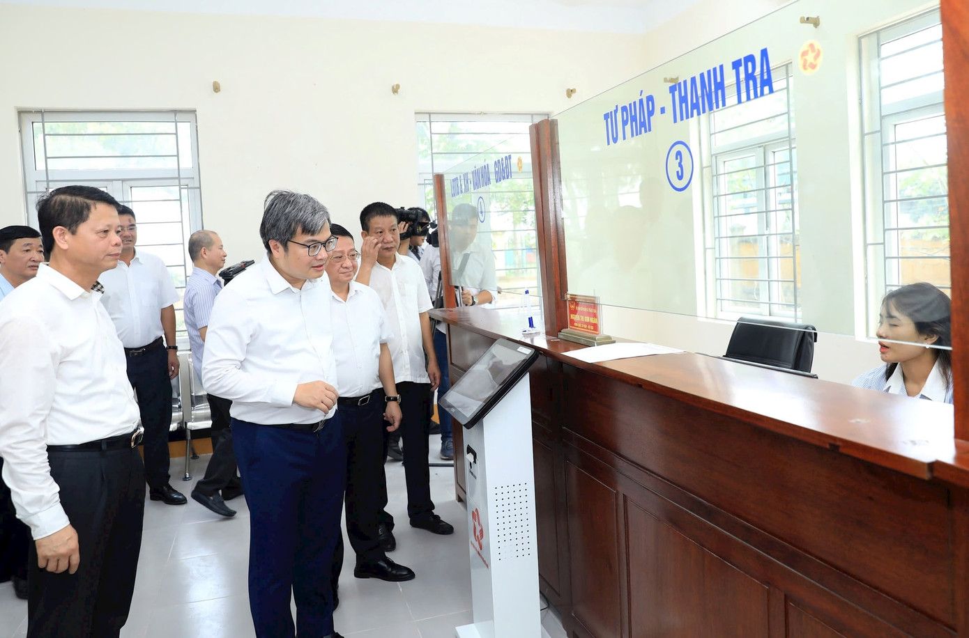 Phó Chủ tịch UBND TP. Hà Nội Trương Việt Dũng kiểm tra cơ sở vật chất, hướng dẫn công tác sắp xếp đơn vị hành chính trên địa bàn 4 xã mới của huyện Mê Linh. Ảnh: PV. Phó Chủ tịch UBND TP. Hà Nội Trương Việt Dũng kiểm tra cơ sở vật chất, hướng dẫn công tác sắp xếp đơn vị hành chính trên địa bàn 4 xã mới của huyện Mê Linh. Ảnh: PV.