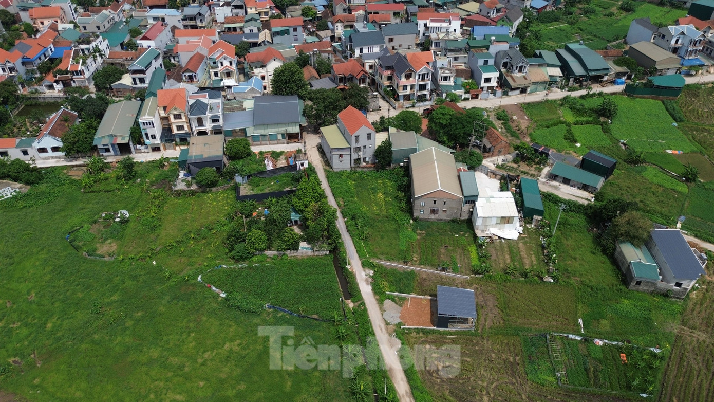 Theo phản ánh của người dân, trên địa bàn xã Trường Yên (huyện Chương Mỹ) còn tồn tại nhiều công trình, nhà xưởng trên đất nông nghiệp, đất công ích do UBND xã quản lý. Tuy nhiên, chính quyền địa phương chưa xử lý dứt điểm dù công tác bàn giao hồ sơ, giấy tờ để sáp nhập đã hoàn thành. Theo phản ánh của người dân, trên địa bàn xã Trường Yên (huyện Chương Mỹ) còn tồn tại nhiều công trình, nhà xưởng trên đất nông nghiệp, đất công ích do UBND xã quản lý. Tuy nhiên, chính quyền địa phương chưa xử lý dứt điểm dù công tác bàn giao hồ sơ, giấy tờ để sáp nhập đã hoàn thành.