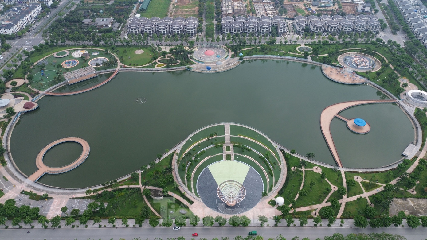 Theo UBND thành phố Hà Nội, quá trình đầu tư xây dựng, chủ đầu tư đã xây dựng sai tỷ lệ các hạng mục so với Quy hoạch chi tiết tỷ lệ 1/500 toàn Khu đô thị Dương Nội được cấp thẩm quyền phê duyệt (tăng diện tích mặt nước, giảm diện tích cây xanh); chưa xây dựng hạng mục công trình Trạm xử lý nước thải của Khu đô thị trong khu công viên. Dẫn đến việc các hạng mục chính của công viên cơ bản hoàn thành từ năm 2020 nhưng không được bàn giao, đưa vào sử dụng.