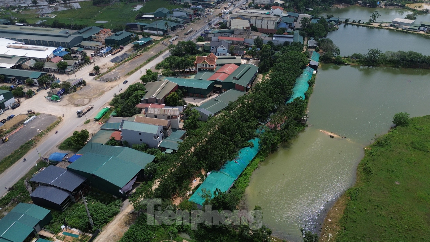 Một người dân có công trình vi phạm trú tại xã Trường Yên cho biết, gia đình đồng tình với việc xử lý của chính quyền địa phương đối với các công trình vi phạm. Tuy nhiên, việc xử lý phải được thực hiện công bằng. Ví như hiện nay, bên cạnh nhà ông có 5-6 công trình được xây dựng trên đất nông nghiệp, nhưng chính quyền địa phương chỉ xử lý mình nhà ông. Một người dân có công trình vi phạm trú tại xã Trường Yên cho biết, gia đình đồng tình với việc xử lý của chính quyền địa phương đối với các công trình vi phạm. Tuy nhiên, việc xử lý phải được thực hiện công bằng. Ví như hiện nay, bên cạnh nhà ông có 5-6 công trình được xây dựng trên đất nông nghiệp, nhưng chính quyền địa phương chỉ xử lý mình nhà ông.