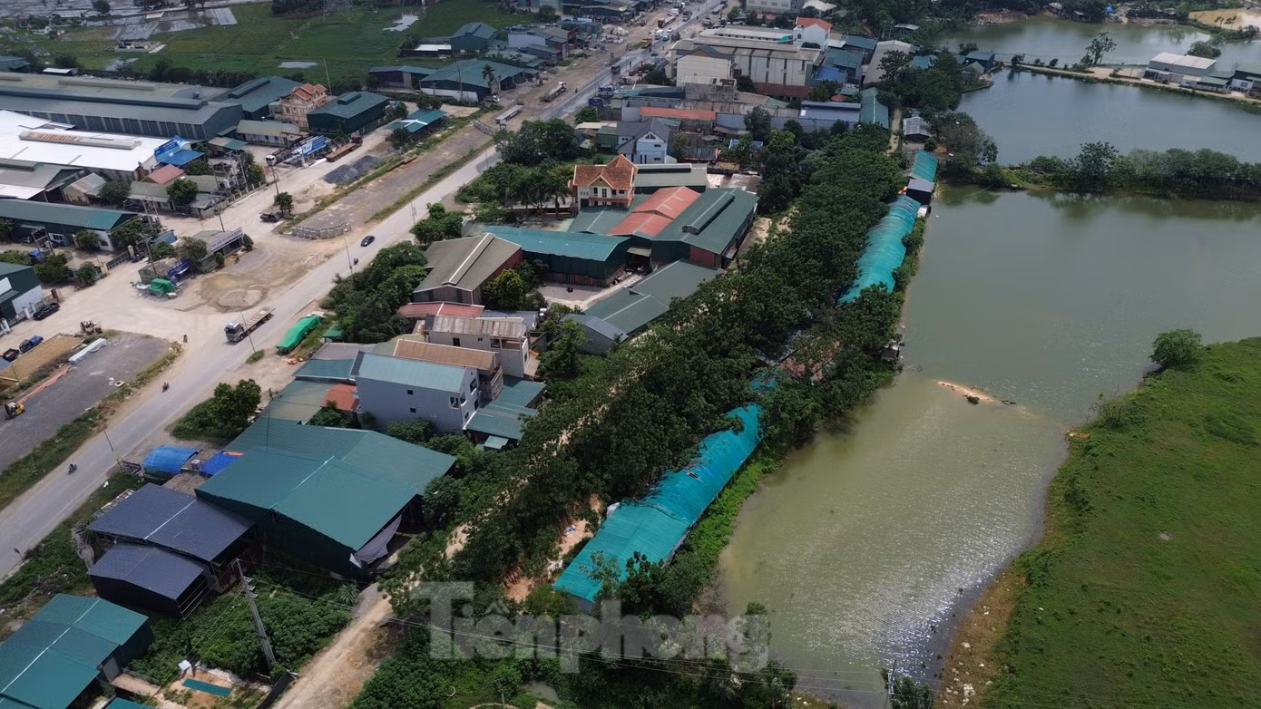 Một người dân có công trình vi phạm trú tại xã Trường Yên cho biết, gia đình đồng tình với việc xử lý của chính quyền địa phương đối với các công trình vi phạm. Tuy nhiên, việc xử lý phải được thực hiện công bằng. Ví như hiện nay, bên cạnh nhà ông có 5-6 công trình được xây dựng trên đất nông nghiệp, nhưng chính quyền địa phương chỉ xử lý mình nhà ông.