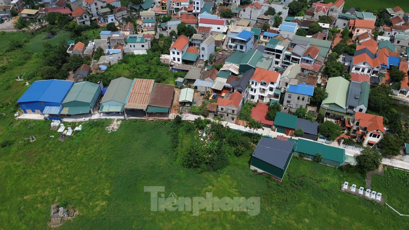 Tuy nhiên, vị lãnh đạo này cũng cho biết, địa phương gặp khó khăn trong xử lý vi phạm đất đai. Nguyên nhân là nhiều khu vực đất nông nghiệp nằm xen lẫn trong khu dân cư; cùng với đó, những tồn tại có từ giai đoạn trước kéo dài, chưa xử lý dứt điểm. Hơn nữa, một số đối tượng lợi dụng thời điểm sắp xếp đơn vị hành chính để vi phạm. Hiện tại, UBND xã đã thiết lập hồ sơ vi phạm, bàn giao cho đơn vị hành chính mới. Sau khi đơn vị hành chính mới đi vào hoạt động (từ 1/7), sẽ tiếp tục xử lý những công trình vi phạm. Tuy nhiên, vị lãnh đạo này cũng cho biết, địa phương gặp khó khăn trong xử lý vi phạm đất đai. Nguyên nhân là nhiều khu vực đất nông nghiệp nằm xen lẫn trong khu dân cư; cùng với đó, những tồn tại có từ giai đoạn trước kéo dài, chưa xử lý dứt điểm. Hơn nữa, một số đối tượng lợi dụng thời điểm sắp xếp đơn vị hành chính để vi phạm. Hiện tại, UBND xã đã thiết lập hồ sơ vi phạm, bàn giao cho đơn vị hành chính mới. Sau khi đơn vị hành chính mới đi vào hoạt động (từ 1/7), sẽ tiếp tục xử lý những công trình vi phạm.