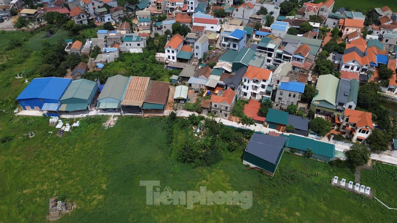 Tuy nhiên, vị lãnh đạo này cũng cho biết, địa phương gặp khó khăn trong xử lý vi phạm đất đai. Nguyên nhân là nhiều khu vực đất nông nghiệp nằm xen lẫn trong khu dân cư; cùng với đó, những tồn tại có từ giai đoạn trước kéo dài, chưa xử lý dứt điểm. Hơn nữa, một số đối tượng lợi dụng thời điểm sắp xếp đơn vị hành chính để vi phạm. Hiện tại, UBND xã đã thiết lập hồ sơ vi phạm, bàn giao cho đơn vị hành chính mới. Sau khi đơn vị hành chính mới đi vào hoạt động (từ 1/7), sẽ tiếp tục xử lý những công trình vi phạm.