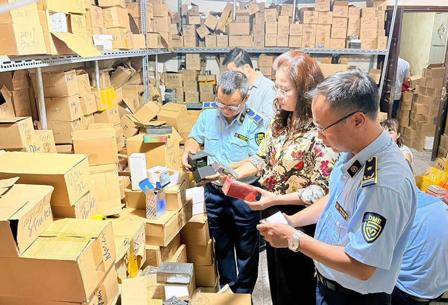 Lực lượng Quản lý thị trường Hà Nội kiểm tra các cơ sở kinh doanh trên địa bàn thành phố