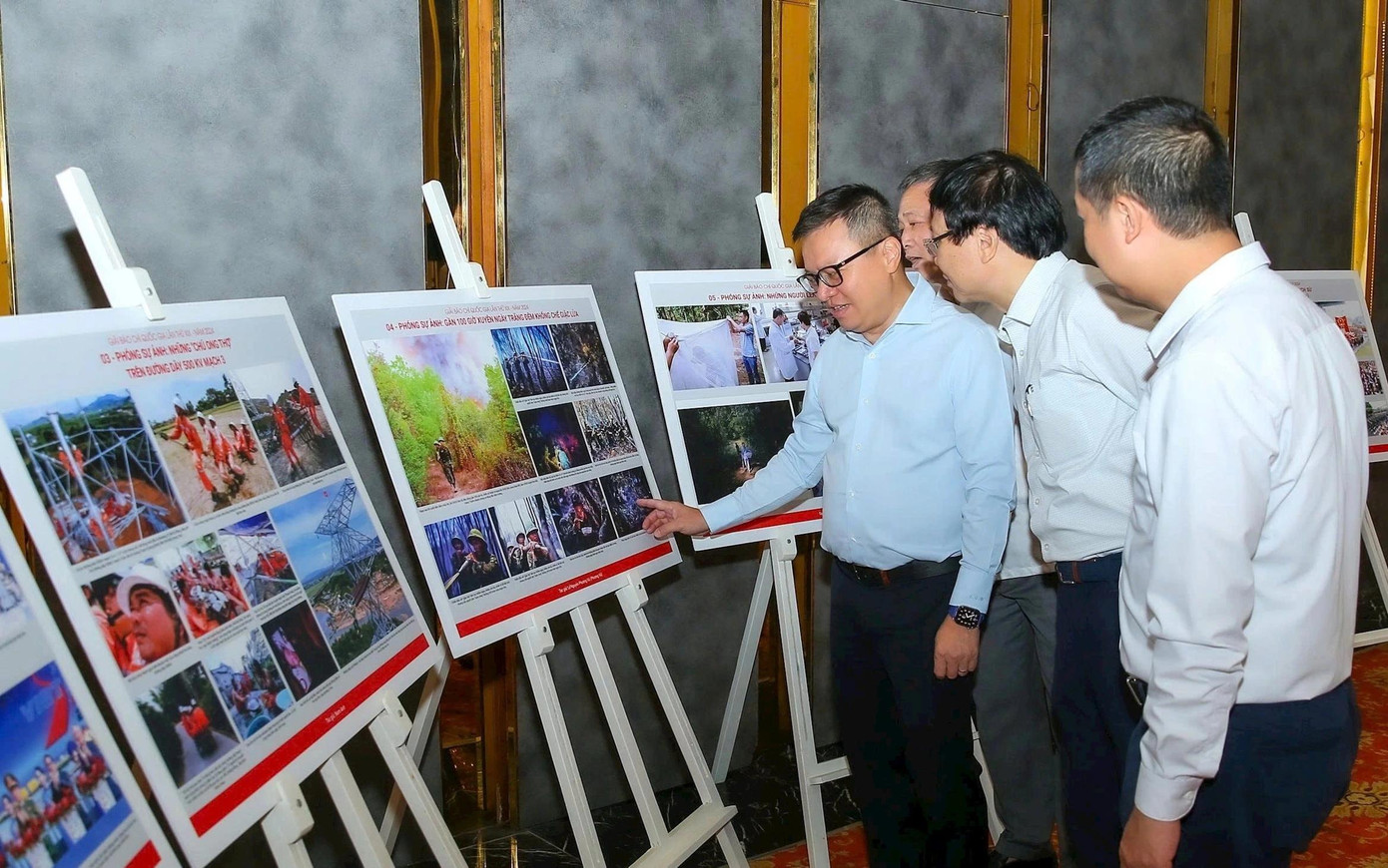 Các thành viên hội đồng chung khảo tham quan khu trưng bày tác phẩm ảnh báo chí vào vòng chung khảo. Các thành viên hội đồng chung khảo tham quan khu trưng bày tác phẩm ảnh báo chí vào vòng chung khảo.