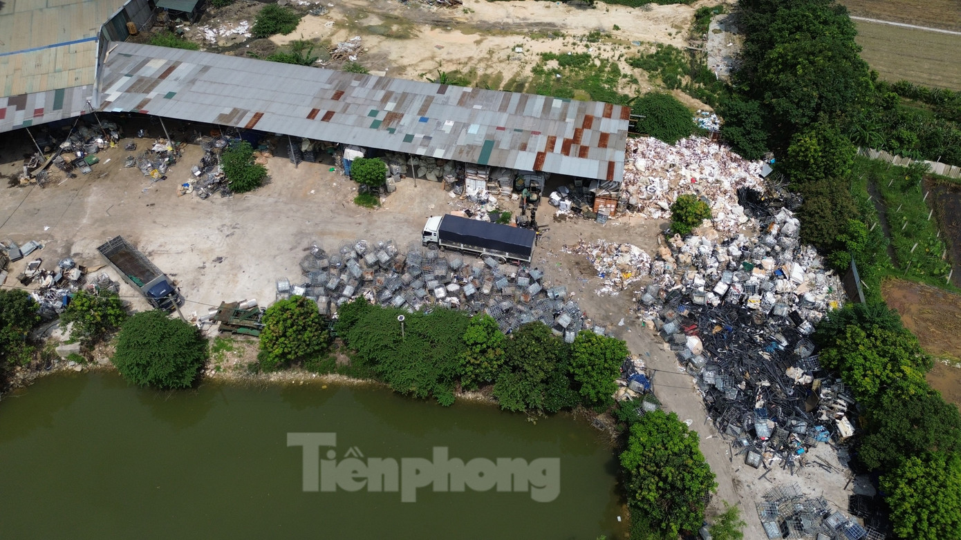 UBND huyện Đông Anh cho biết, trước tình trạng vi phạm về đất đai, trật tự xây dựng, thời gian qua huyện đã ban hành khoảng 200 quyết định xử lý vi phạm hành chính và cưỡng chế đối với các trường hợp lấn chiếm đất tại các xã: Xuân Nộn, Xuân Canh, Hải Bối, Bắc Hồng, Mai Lâm, Tiên Dương. UBND huyện Đông Anh cho biết, trước tình trạng vi phạm về đất đai, trật tự xây dựng, thời gian qua huyện đã ban hành khoảng 200 quyết định xử lý vi phạm hành chính và cưỡng chế đối với các trường hợp lấn chiếm đất tại các xã: Xuân Nộn, Xuân Canh, Hải Bối, Bắc Hồng, Mai Lâm, Tiên Dương.